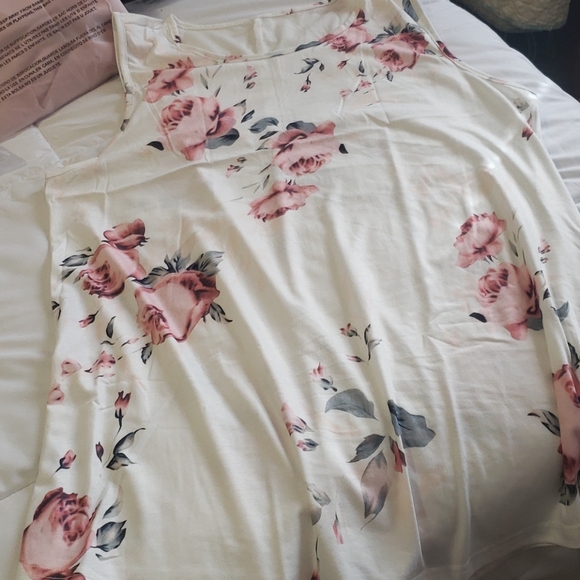 💕1 LG left 💕New boutique floral tank top - Picture 7 of 8